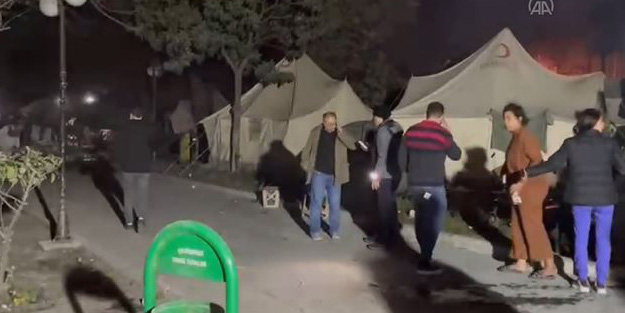 AFAD son dakikayı duyurdu! Afet bölgesinde 6.4 ve 5.8 büyüklüğünde peş peşe deprem