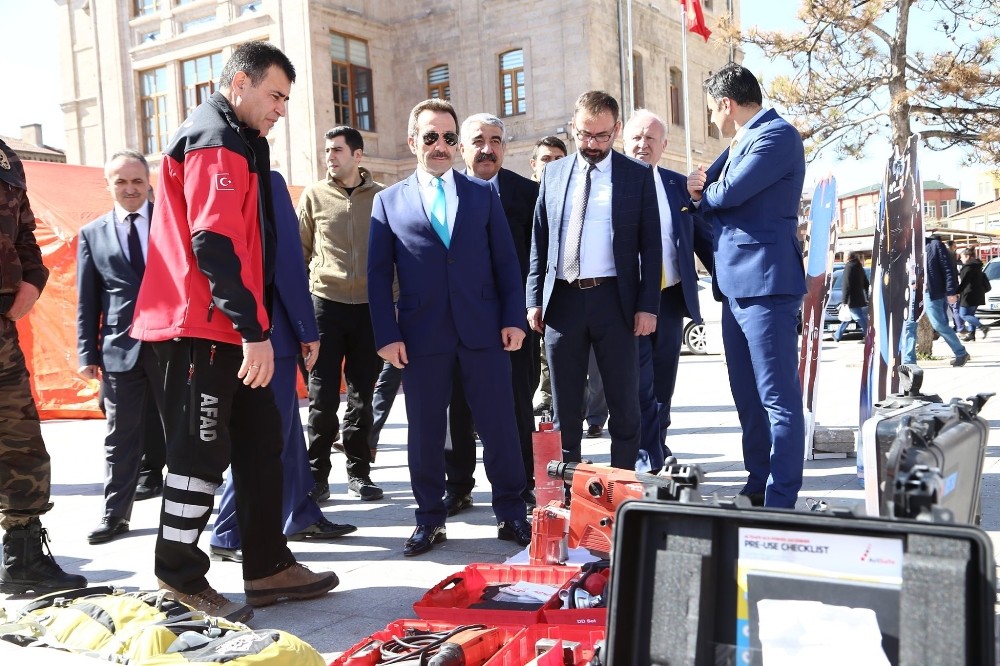 AFAD teçhizatlarını sergiledi 