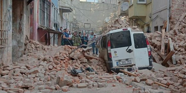 AFAD ve itfaiye ekipleri bölgede! Beyoğlu’nda 4 katlı bina çöktü
