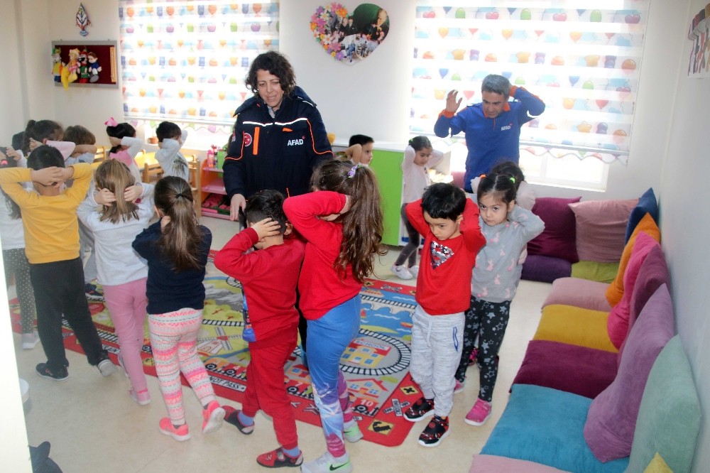 AFAD’dan kreş çocuklarına çök, kapan, tutun eğitimi 