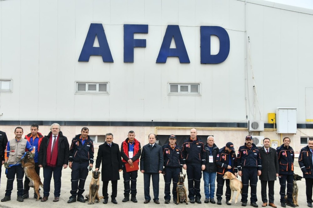 AFAD’ın gücüne güç katacak 5 köpekli arama timine sertifika 