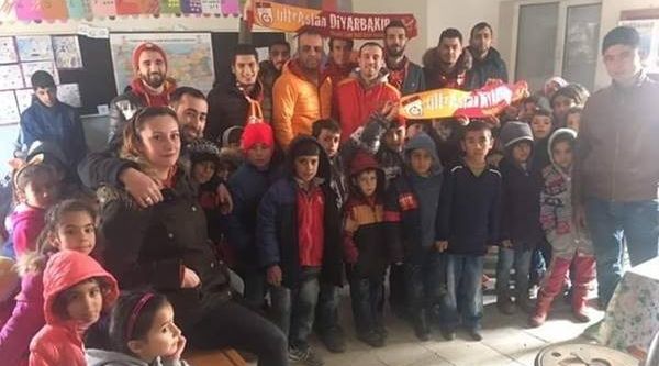 Çermikli öğrencilere Ultraslan Taraftar Grubu’ndan kırtasiye ve giyecek yardımı