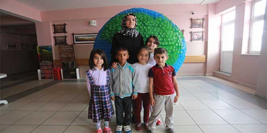 Aferin çocuklar... 5 bin pet şişeden 'Dünya' yaptılar!