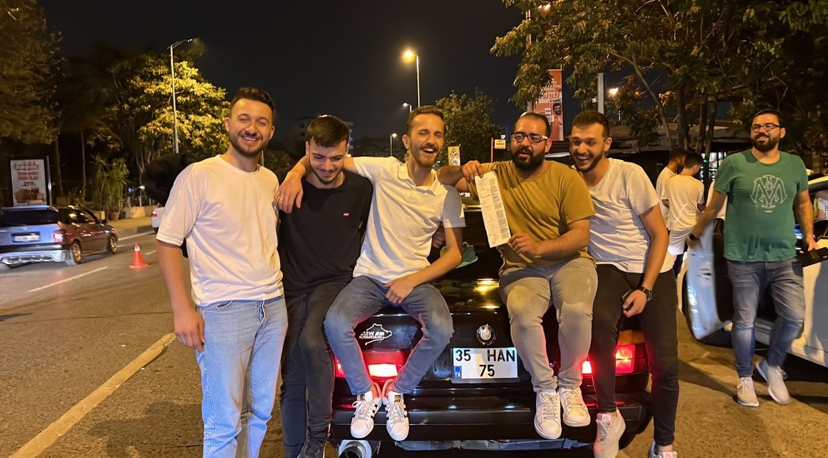 Aferin, iyi halt ettiniz! Bir de pişmiş kelle gibi sırıtıyorlar