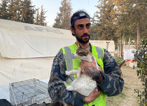 Afet bölgesinde gönülleri kazandı! İstanbul'dan gitti enkazdan 50 can kurtardı