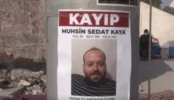 Afet bölgesinde yürek yakan olay! Yakınlarını bu yöntemle arıyorlar