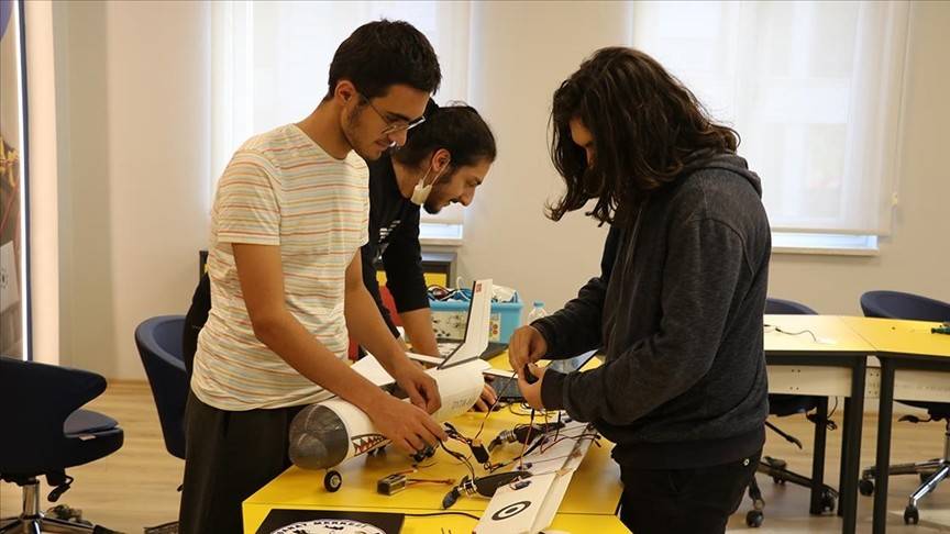 Afetler için model uçak geliştirdiler