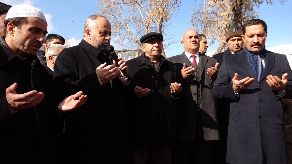 Afetlerden korunmak için dualar edilerek kurban kesildi 