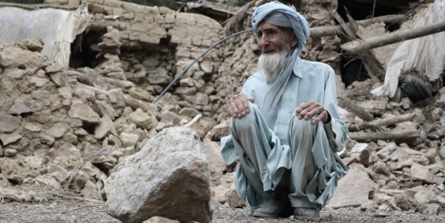 Afgan depremzedeler acil yardım bekliyor...