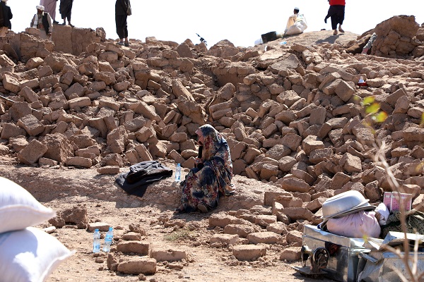 Afgan depremzedeler yokluk içinde yas tutuyor