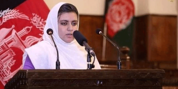 Afgan gazeteci arabasında öldürüldü