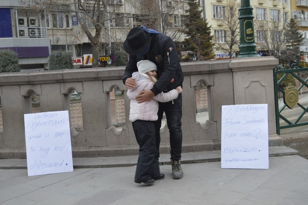 Afgan genç ırkçılığı sarılarak yıktı 