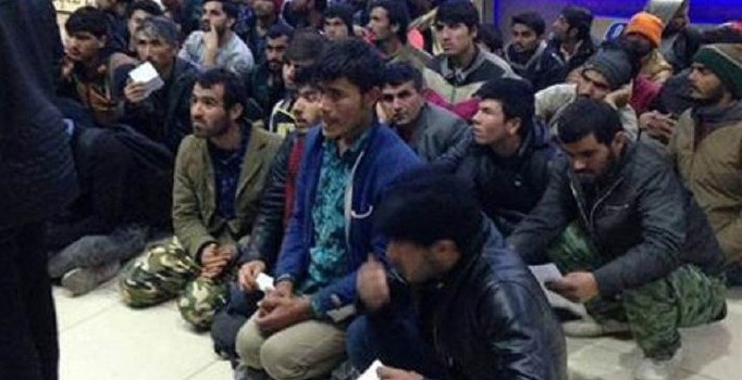 Afgan mülteciler spor salonlarına yerleştirildi