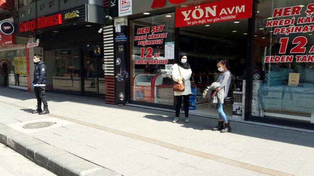 Afgan uyruklu kıza sokağa çıkma cezası 