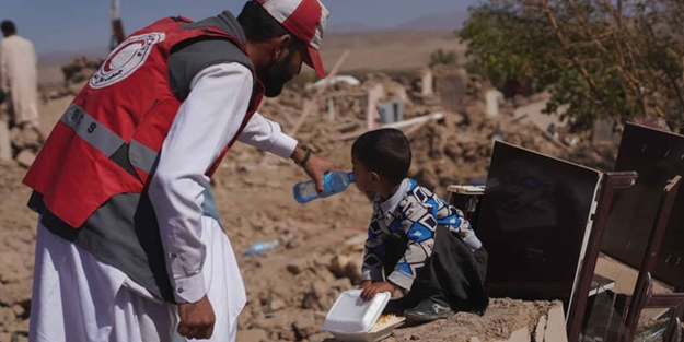 Afganistan depremzedelerin yaralarını sarmak için yoğun mesai harcıyor