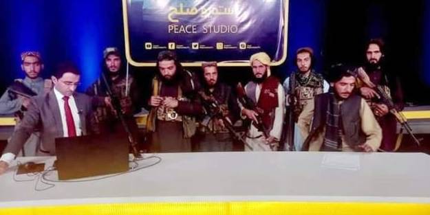 Afganistan televizyonunda kritik anlar! Taliban üyeleri silahlarla kamera karşısına geçti