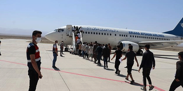 Afganistan uyruklu 136 göçmen ülkelerine gönderildi