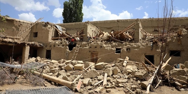 Afganistan ve Pakistan’ı vuran depremde can kaybı yükseldi