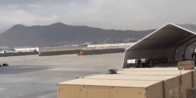 Afganistan'a inen ilk uçak bakın hangi ülkenin oldu!