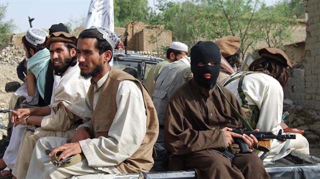 Afganistan'da 16 Taliban üyesi teslim oldu