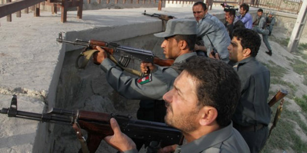 2 polis, 8 polisi öldürüp Taliban'a katıldı