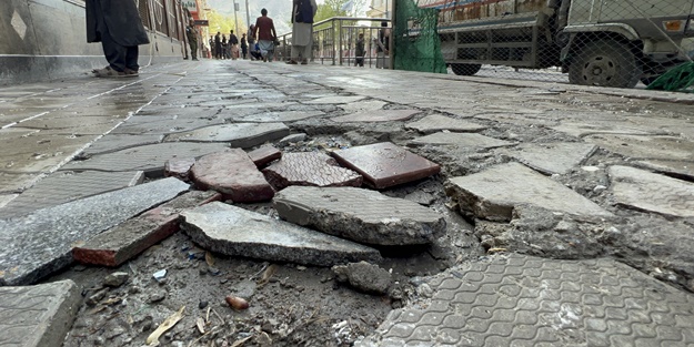 Afganistan'da bakanlık yakınında intihar saldırısı