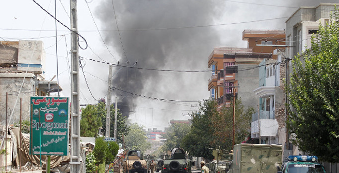 Afganistan'da bomba yüklü araçla intihar saldırısı: 5 kişi öldü