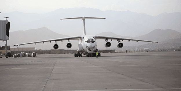 Afganistan'da son dakika gelişmesi! Havalimanına inen iki uçak apar topar ayrıldı