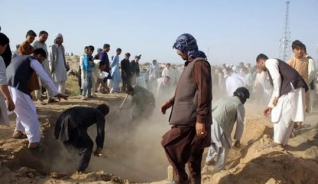 Afganistan'da stadyuma bombalı saldırı: 2 kişi öldü