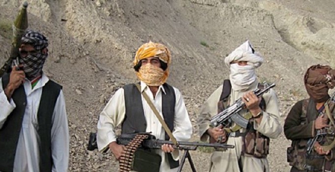 Afganistan'da Taliban doktorları kaçırdı