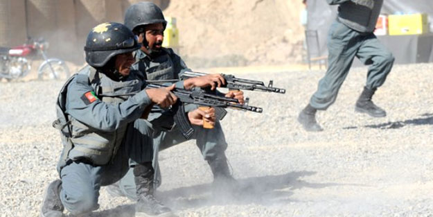 Afganistan'da Taliban 6 polisi öldürdü