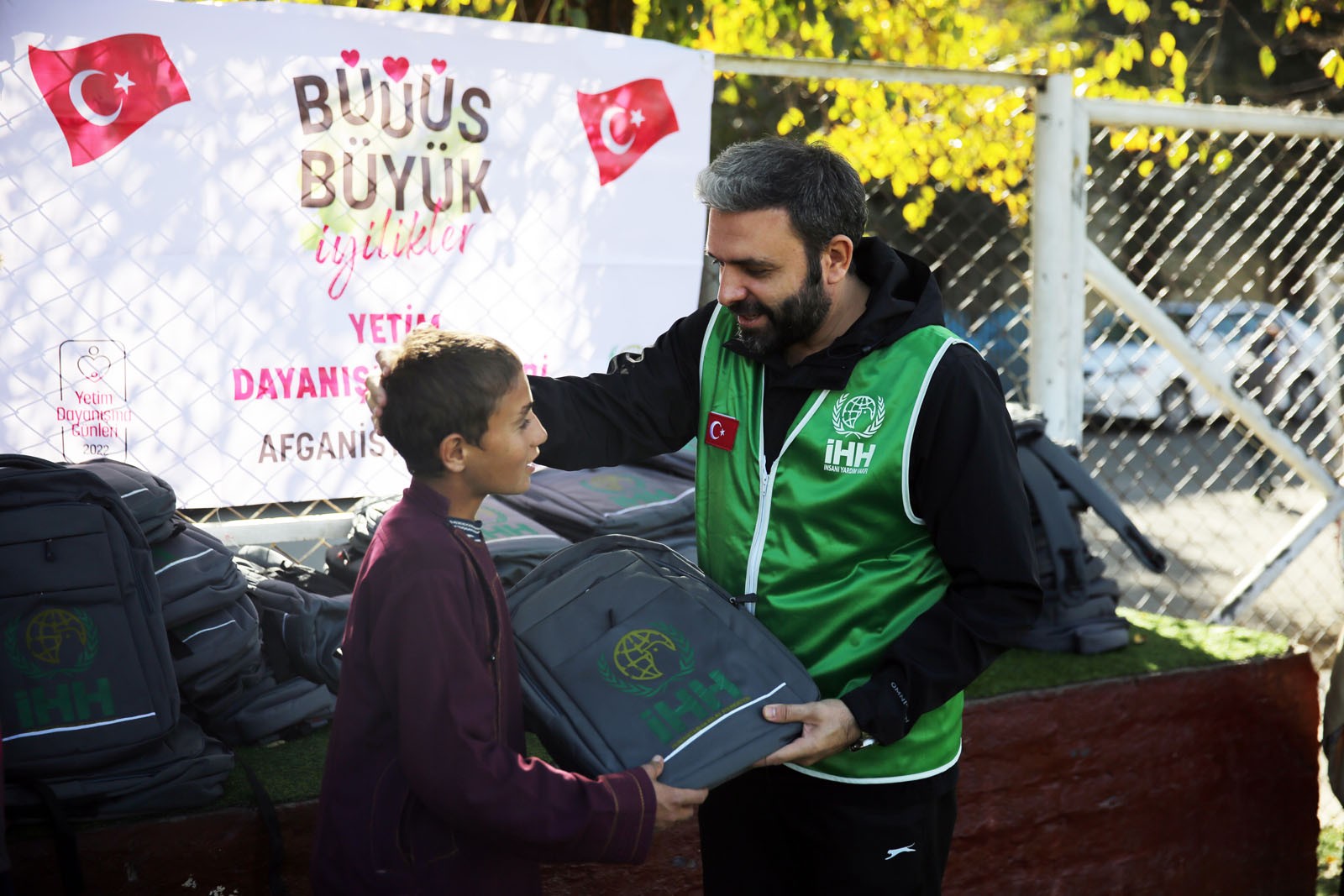 Afganistan’da yetimler Türkiye ile güldü