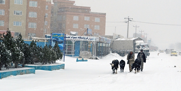Afganistan’da kar yağışı hayatı felç etti