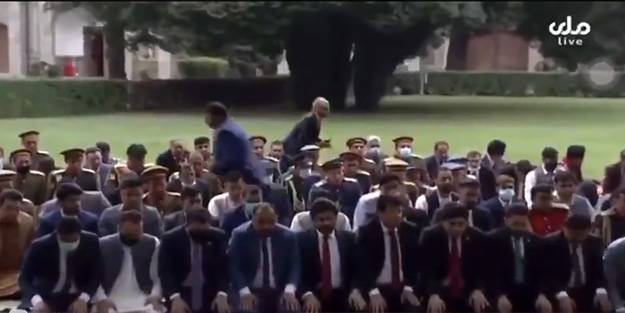 Müslüman ülkede deprem! Kurban Bayramı namazı sırasında peş peşe roket attılar