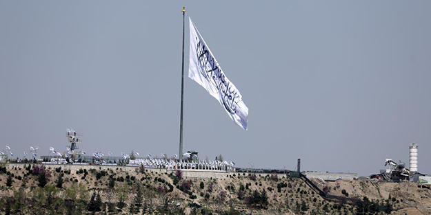 Afganistan'ın en büyük bayrağı Kabil'de göndere böyle çekildi