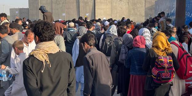 Afganlar Pakistan sınırına akın etti!