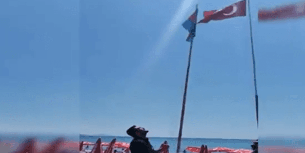 Afganların Alanya'da astığı bayrak Ülkü Ocakları tarafından indirildi