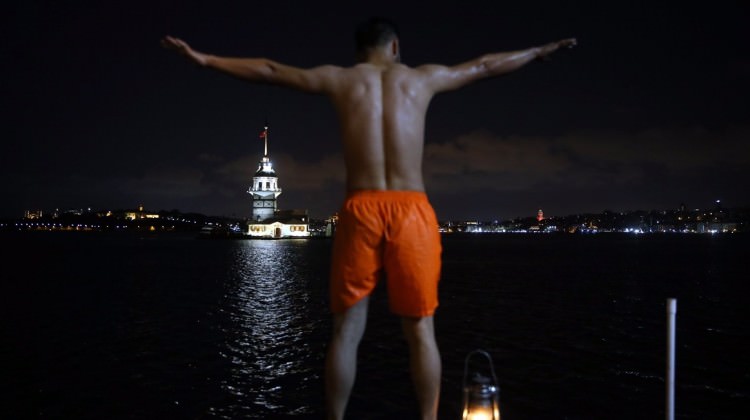Afganlı genç her gece aynı şeyi yapıyor!