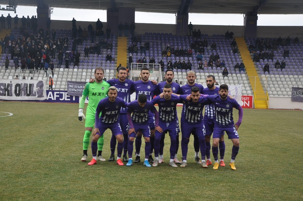 Afjet Afyonspor futbol takımı top başı yapıyor 
