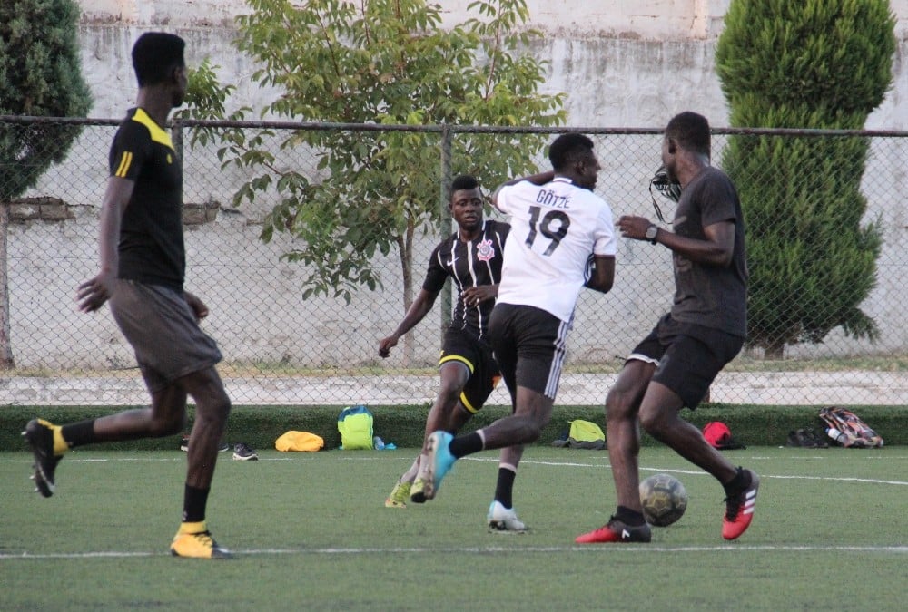 Afrika değil Aydın, mahalle takımı kuran siyahi gençler futbolun keyfini çıkarıyor 