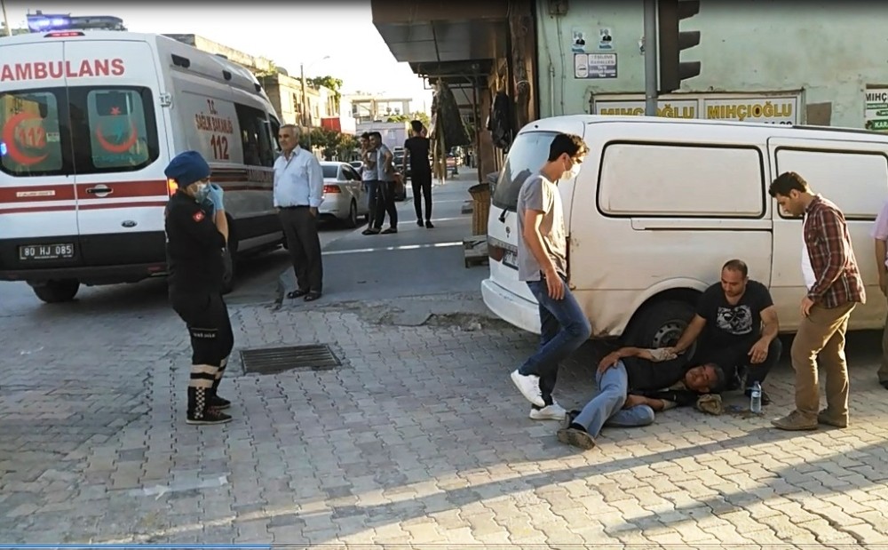 Afrika sıcağından etkilenen yaşlı adam yolda bayıldı 