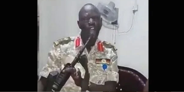 Afrika ülkesi şok görüntüleri paylaştı: Rütbeli üniforma giyen kişi ağzıyla mermi yakaladı! Sosyal medyada viral oldu