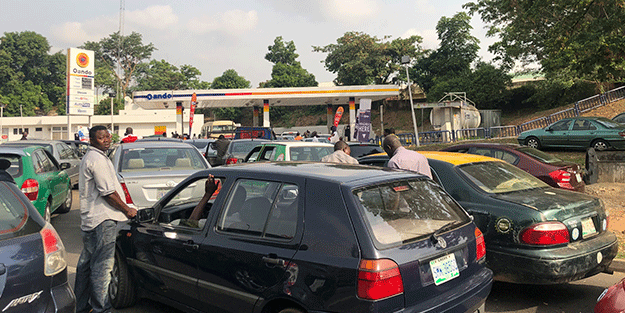 Afrika ülkesinde görülmemiş olay: Hükümet 'zam yok' dedi! Yollar kapandı