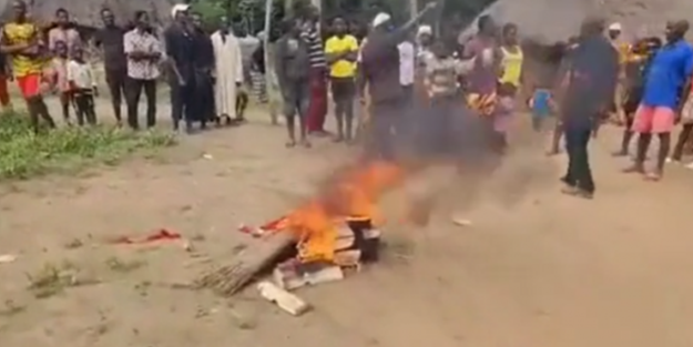 Afrika'da bir köy topluca Müslüman oldu! Putları böyle ateşe verdiler