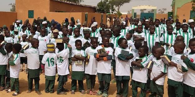 Afrika'da hafızlık eğitimi alan gençlere yardım