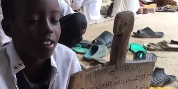 Afrika'daki miniklerin Kur’an-ı Kerim öğrenme azmi! Yoklukla mücadele eden ülkede Kur’an eğitimi tahtalarla veriliyor