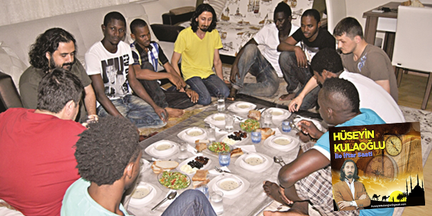 Afrikalı işçilerle İftar sofrası