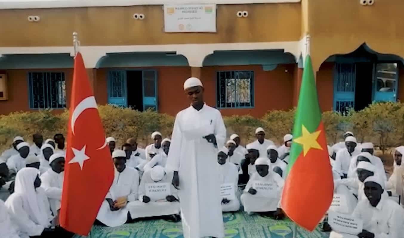 Afrikalı öğrenciler: Mehmetçik son kalemizi koruyor