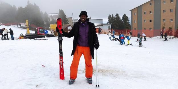 Afrikalı öğrencinin kar sevinci! 