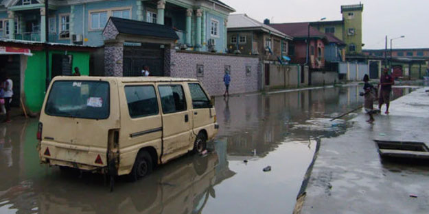 Afrika'nın batısında 1 milyon kişi şiddetli yağış nedeniyle evini terk etti
